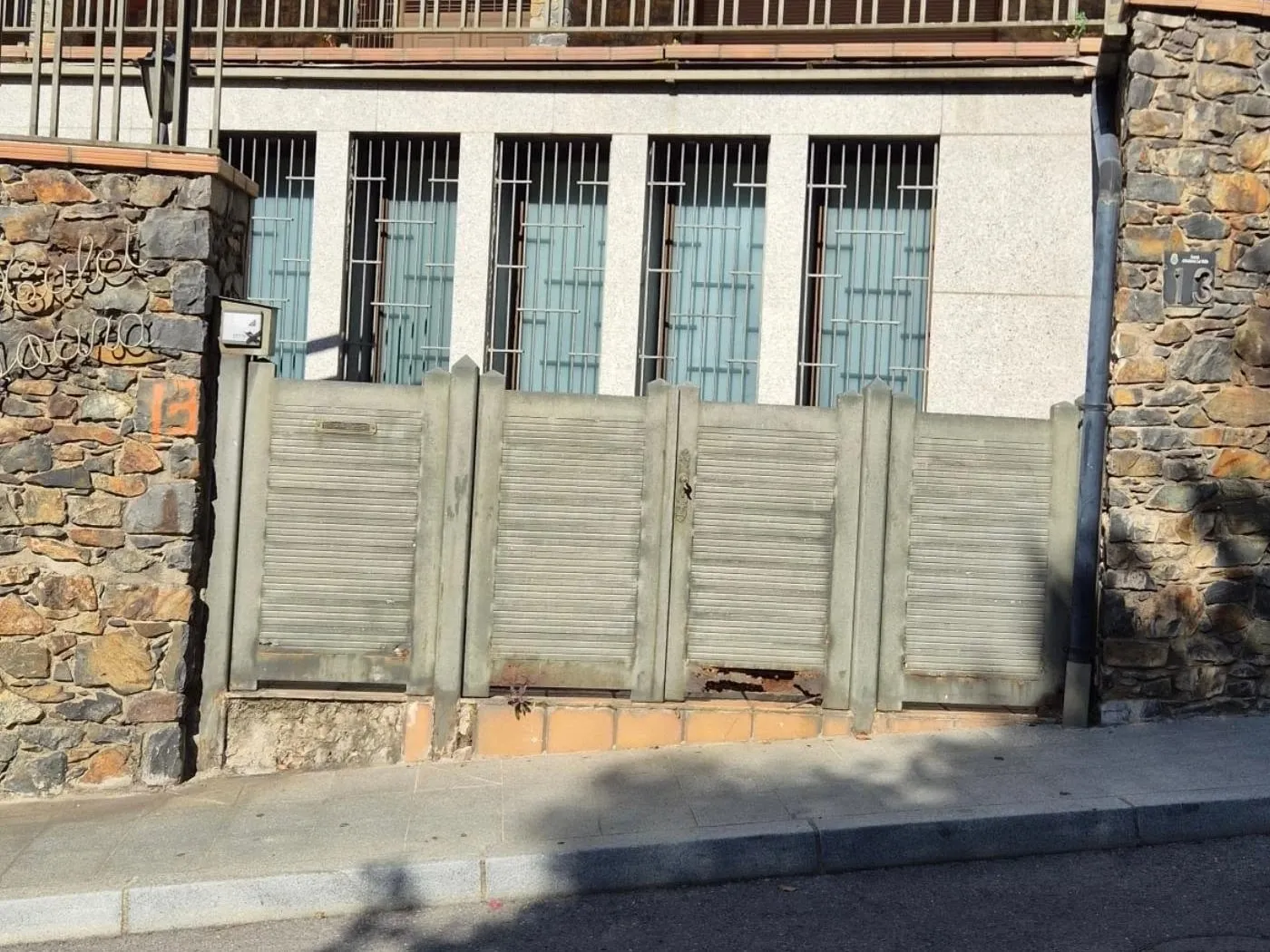 Abans: Porta d'entrada nova de lames horitzontals
