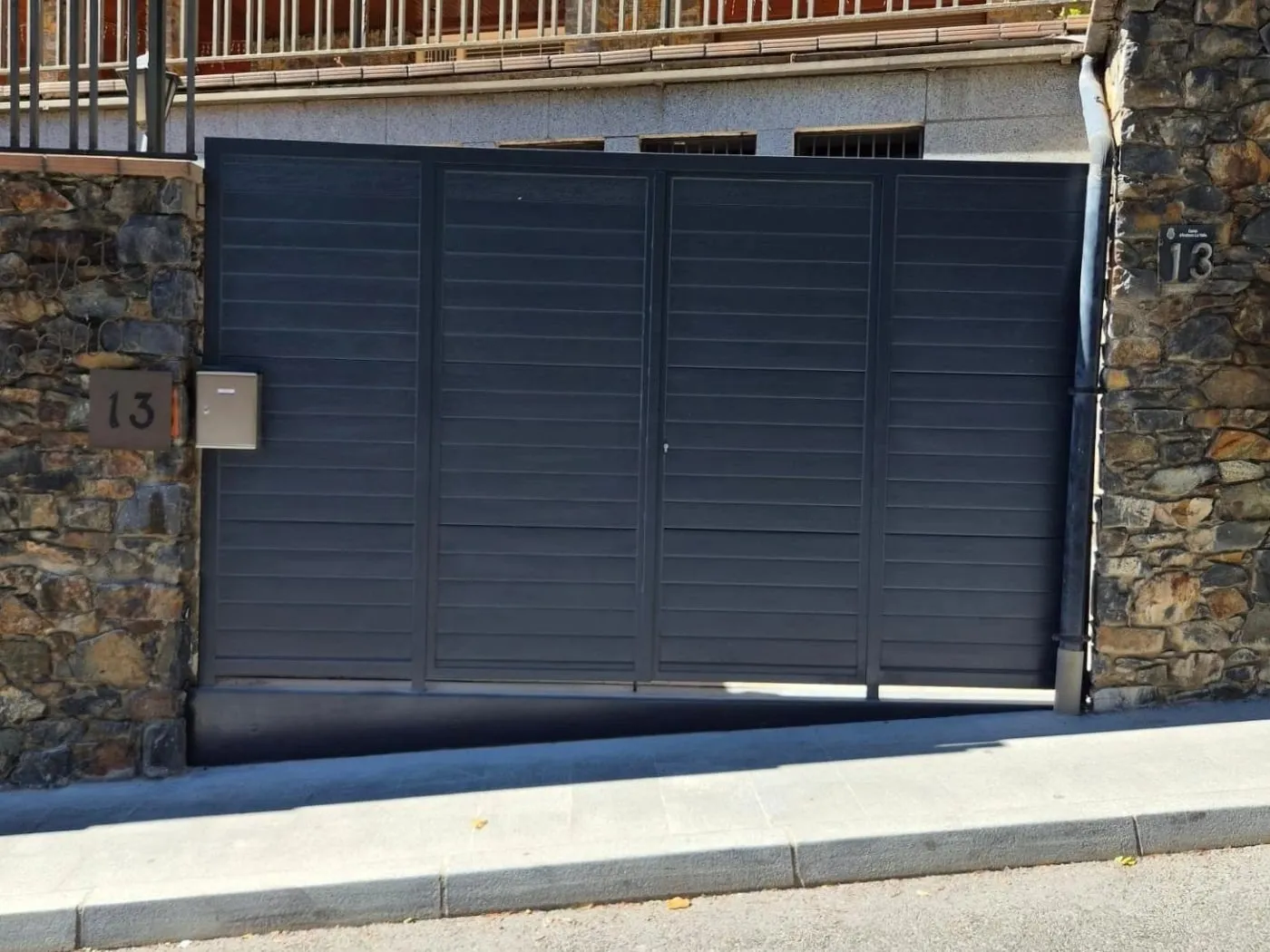 Després: Porta d'entrada nova de lames horitzontals